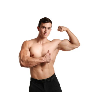 Beyaz arka plan üzerinde kas vücut geliştirmeci