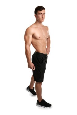 Beyaz arka plan üzerinde kas vücut geliştirmeci