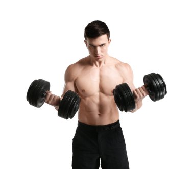 Beyaz arka plan üzerinde dumbbells ile kas vücut geliştirmeci