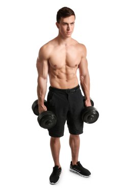 Beyaz arka plan üzerinde dumbbells ile kas vücut geliştirmeci