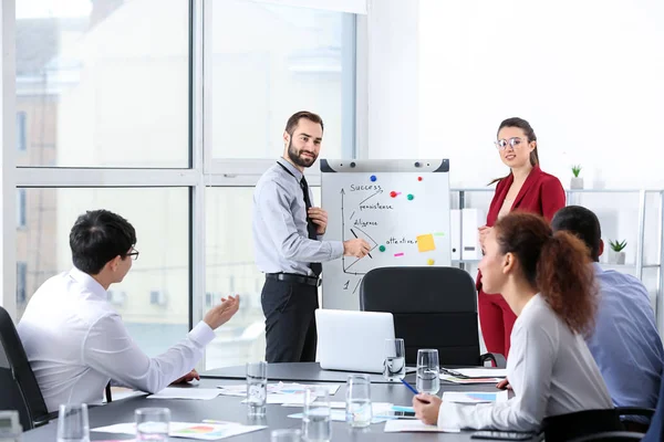 Jonge zakenlui geven van presentatie in office — Stockfoto