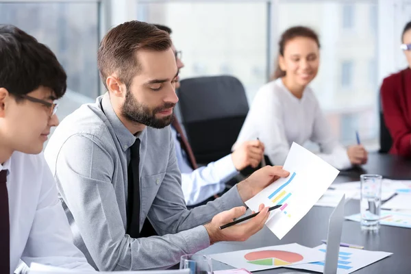 Giovani in riunione di lavoro in ufficio — Foto Stock