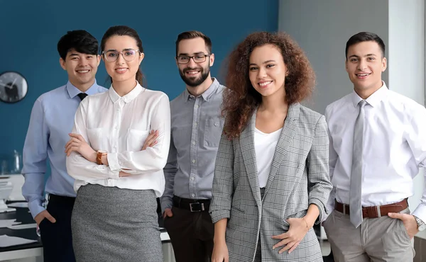 Team van jonge zakenlui in kantoor — Stockfoto