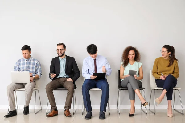 Jóvenes esperando entrevista de trabajo en interiores —  Fotos de Stock