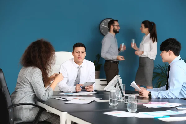 Jongeren met zakelijke bijeenkomst in kantoor — Stockfoto