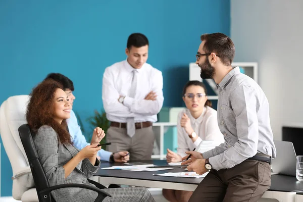 Jongeren met zakelijke bijeenkomst in kantoor — Stockfoto