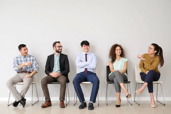 Jovens à espera de entrevista de emprego dentro de casa — Fotografia de Stock