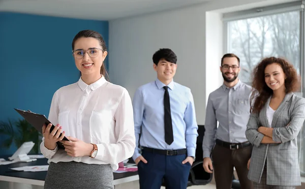 Jonge zakenvrouw met collega's in office — Stockfoto