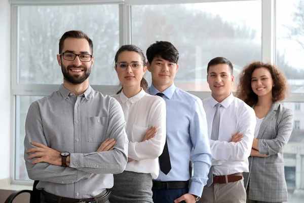 Team van jonge zakenlui in kantoor — Stockfoto