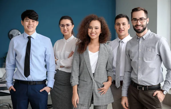 Team van jonge zakenlui in kantoor — Stockfoto