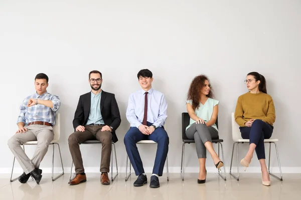 Jovens à espera de entrevista de emprego dentro de casa — Fotografia de Stock