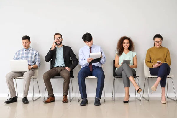 Ungdomar som väntar på anställningsintervju inomhus — Stockfoto