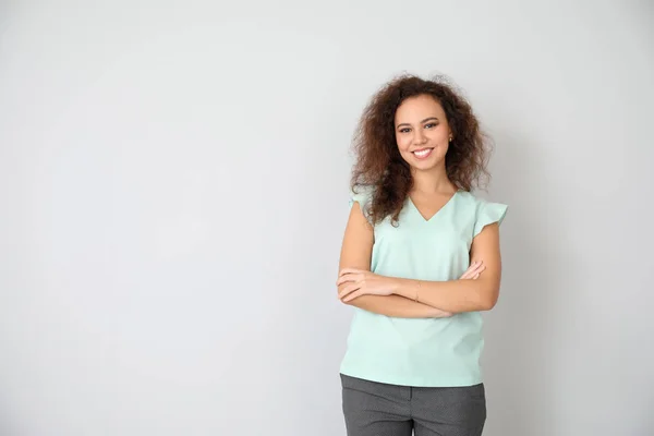 Portret van jonge zakenvrouw op lichte achtergrond — Stockfoto