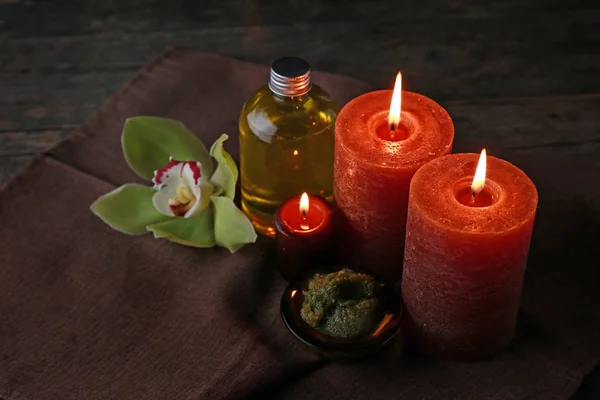 Piękna, płonących świec z produktów kosmetycznych na ciemnym tle — Zdjęcie stockowe