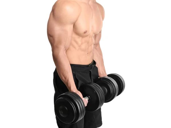 Muscular fisiculturista com halteres no fundo branco — Fotografia de Stock