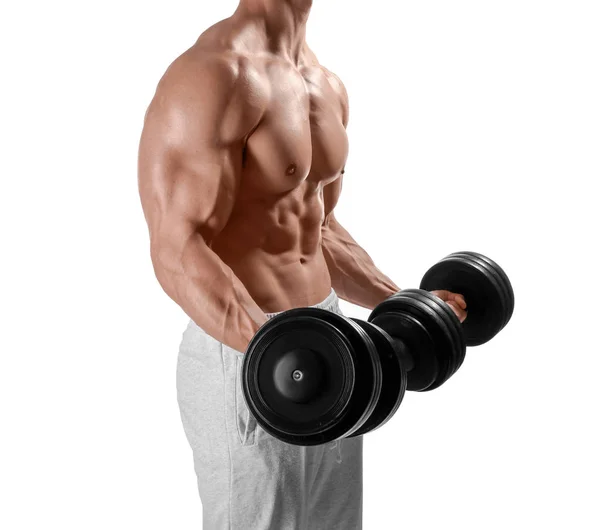 Muscular fisiculturista com halteres no fundo branco — Fotografia de Stock