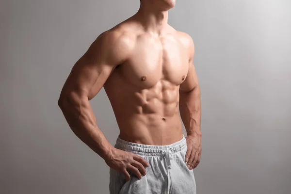 Muskulöser Bodybuilder auf hellem Hintergrund — Stockfoto