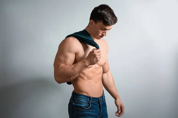 Bodybuilder musculaire sur fond de lumière — Photo