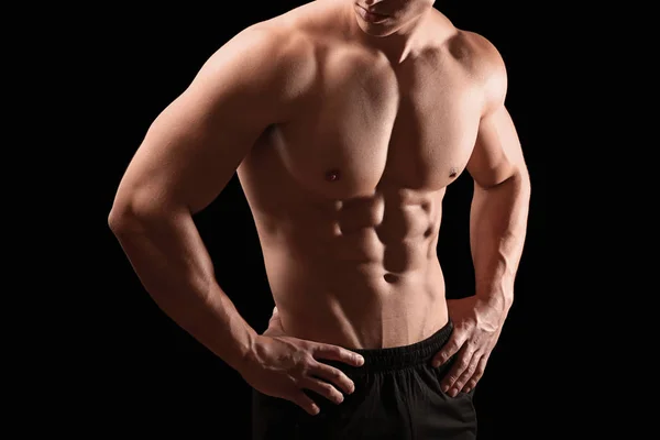 Muskulös bodybuilder på mörk bakgrund — Stockfoto