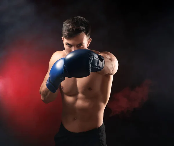 Jovem boxeador atraente no fundo escuro — Fotografia de Stock