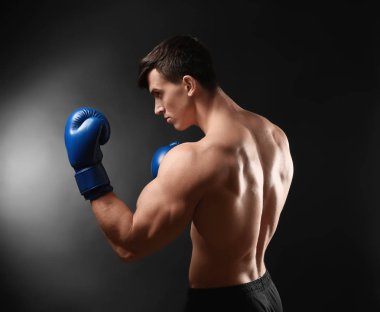 Koyu arka plan üzerinde çekici genç boksör