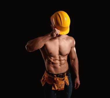 Koyu arka plan üzerinde kas işçi