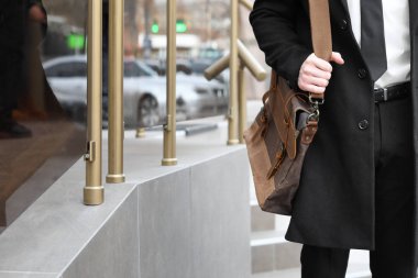 İşadamı ile şehir sokak üzerinde şık çanta