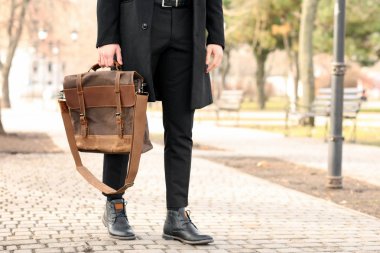 İşadamı ile şehir sokak üzerinde şık çanta