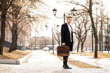 Şık Şehir Parkı Evrak Çantası'nı ile yakışıklı işadamı