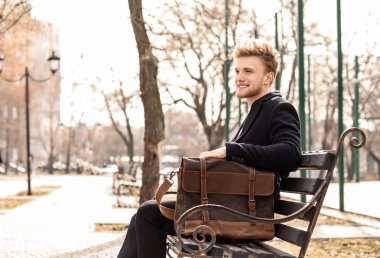 Şık Şehir Parkı Evrak Çantası'nı ile yakışıklı işadamı