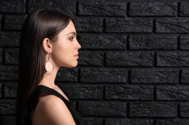 Güzel takı koyu arka plan üzerinde olan kadın