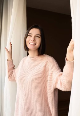 Genç kadının yanına sabah penceresinde