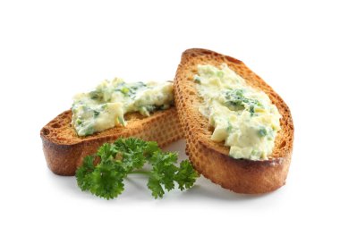 Beyaz arka plan üzerinde yayılan sarımsaklı ekmek dilimlenmiş