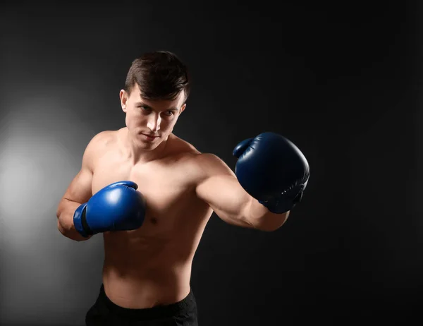 Atractivo joven boxeador sobre fondo oscuro — Foto de Stock