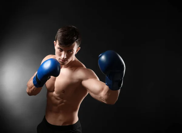 Koyu arka plan üzerinde çekici genç boksör — Stok fotoğraf