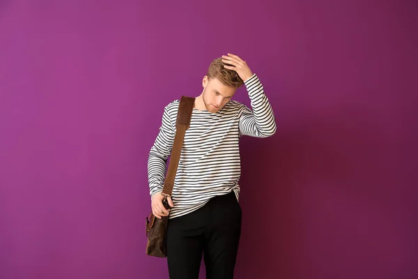 Hombre guapo con maletín elegante sobre fondo de color — Foto de Stock