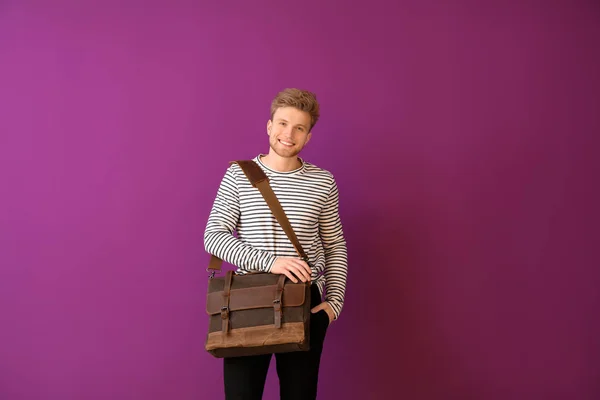 Красивый мужчина со стильным портфелем на цветном фоне — стоковое фото