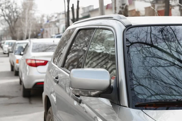 Сучасний автомобіль з чистими вікнами на відкритому повітрі — стокове фото