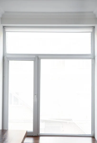 Großes Fenster in der Wohnung — Stockfoto