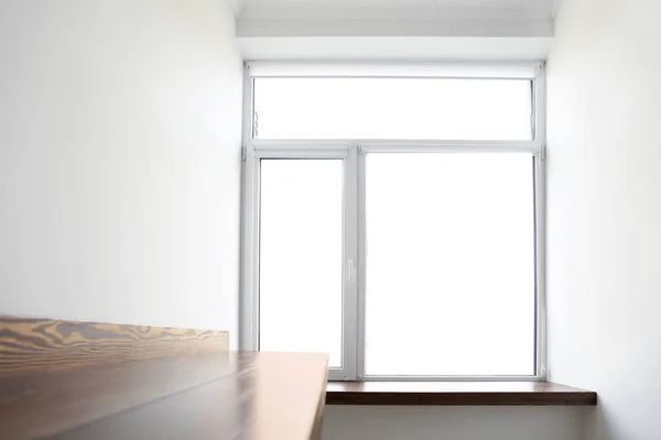 Großes Fenster in der Wohnung — Stockfoto