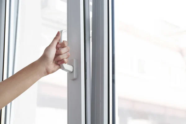 Junge Frau öffnet Fenster in Wohnung — Stockfoto