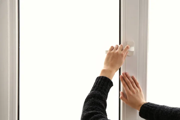 Junge Frau öffnet Fenster in Wohnung — Stockfoto