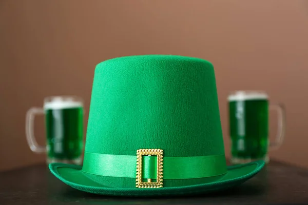 Green leprechaun's hat on table. St. Patrick's Day celebration — Stock Photo, Image