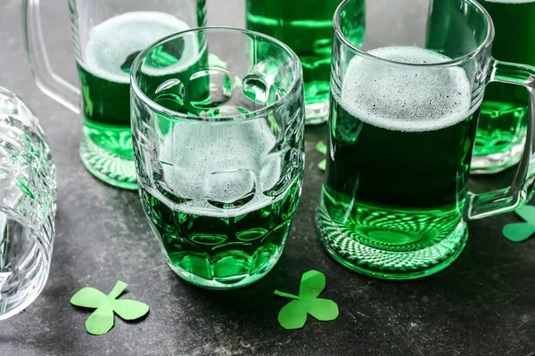 Bekers groene bier op tafel. St. Patrick's Day viering — Stockfoto