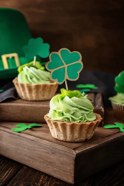 Lekkere cupcakes voor St. Patrick 's Day op tafel — Stockfoto