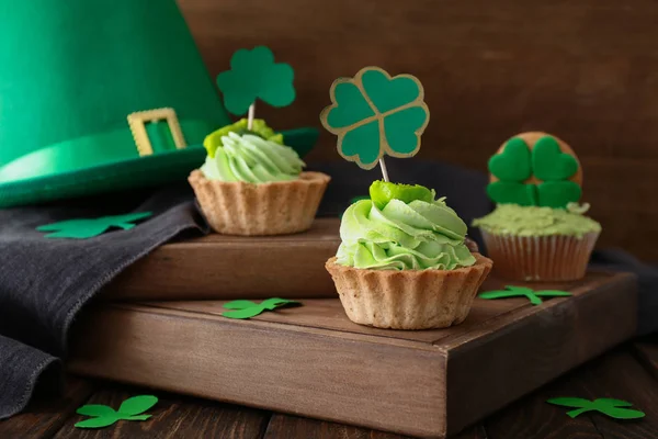 Tasty cupcakes for St. Patrick's Day on table — Stock Photo, Image