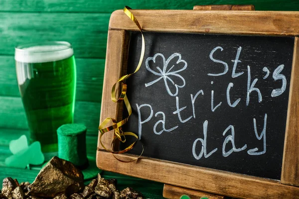 Schoolbord met tekst "St. Patrick's Day" op groene houten achtergrond — Stockfoto