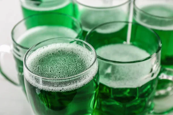 Vidros com cerveja verde para o Dia de São Patrício na mesa, close-up — Fotografia de Stock
