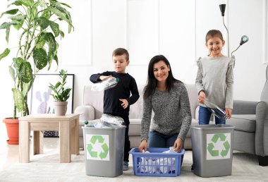 Aile evde çöp sıralama. Geri dönüşüm kavramı