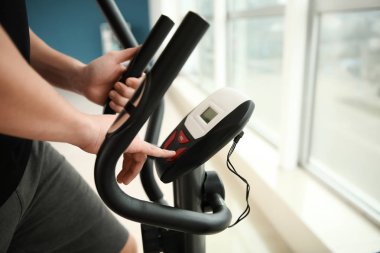 Spor salonunda modern makine kullanarak sportif genç adam